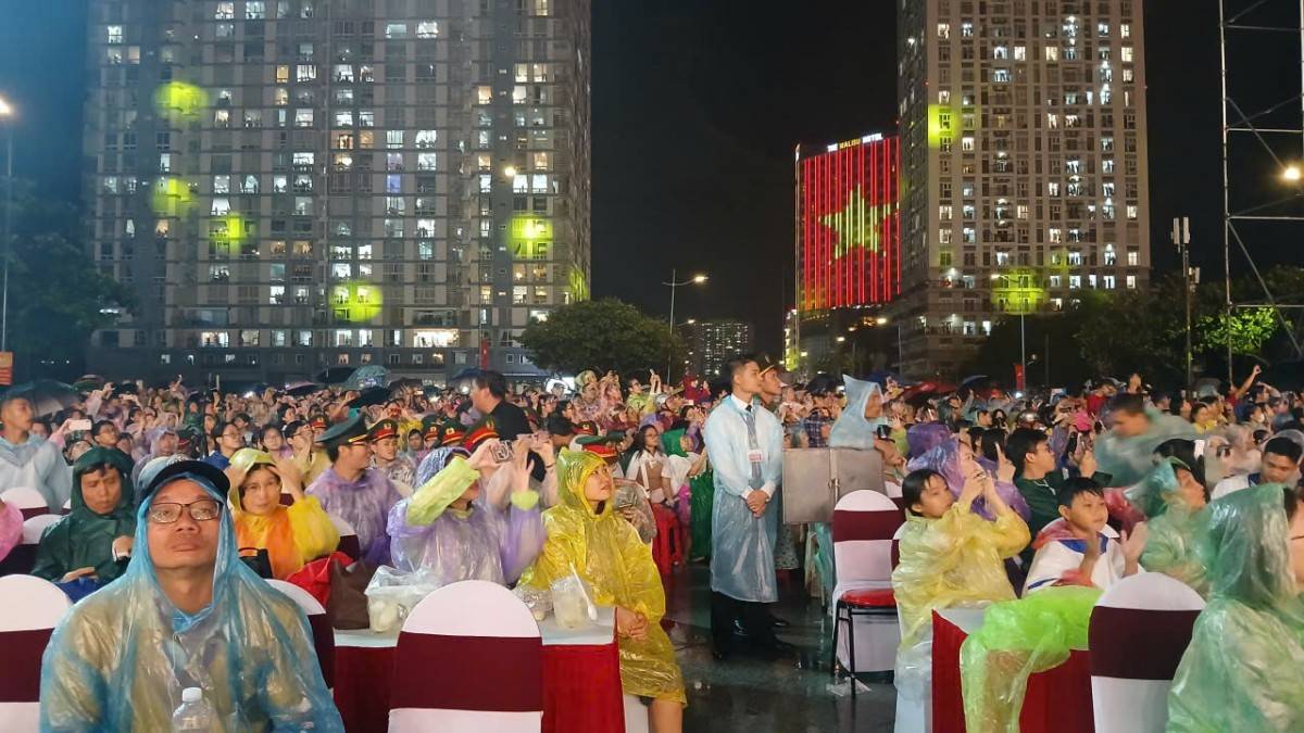 Bất chấp cơn mưa xối xả hàng ngàn du khách vẫn 