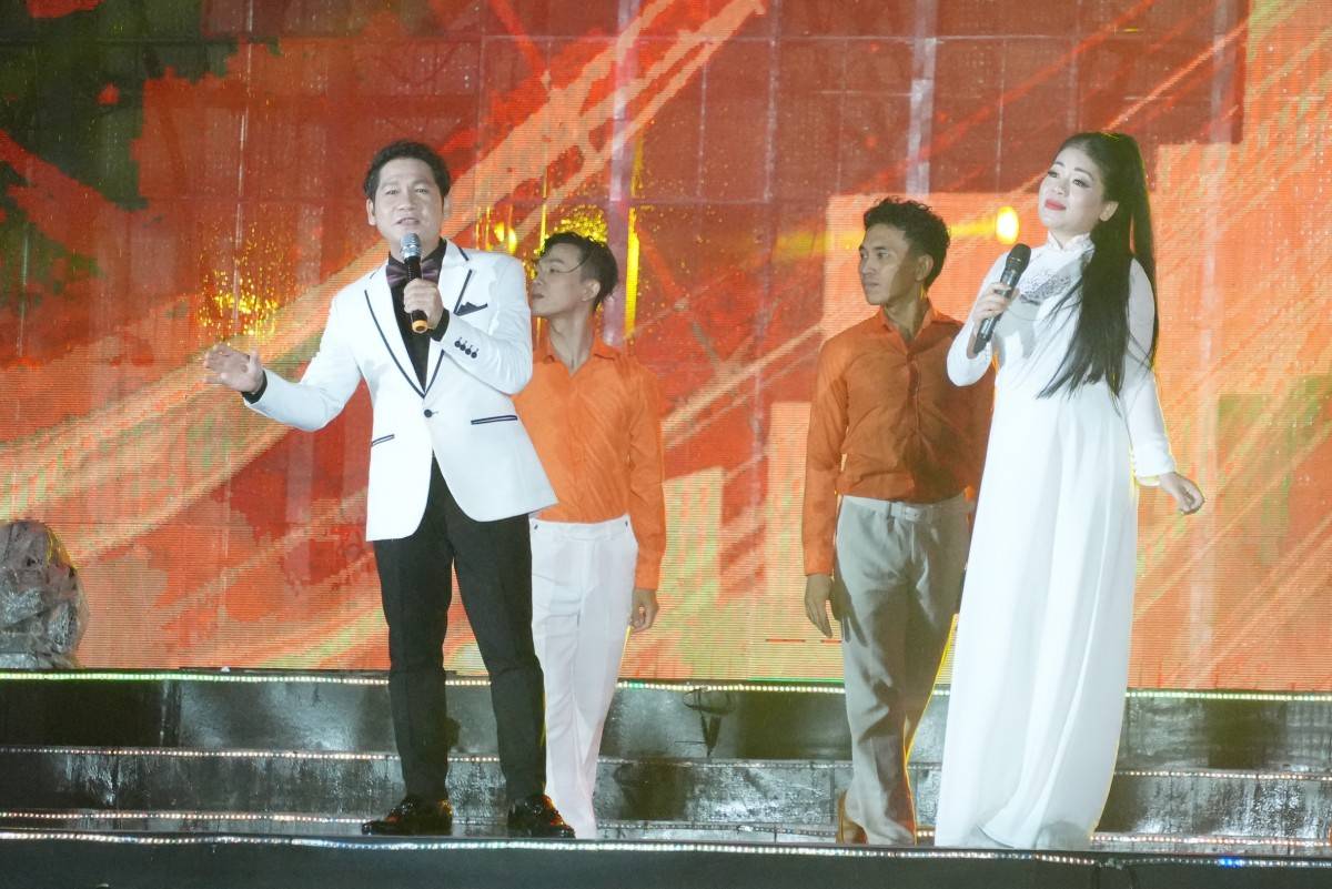 Màn trình diễn của ca sĩ Trọng Tấn, Anh Thơ