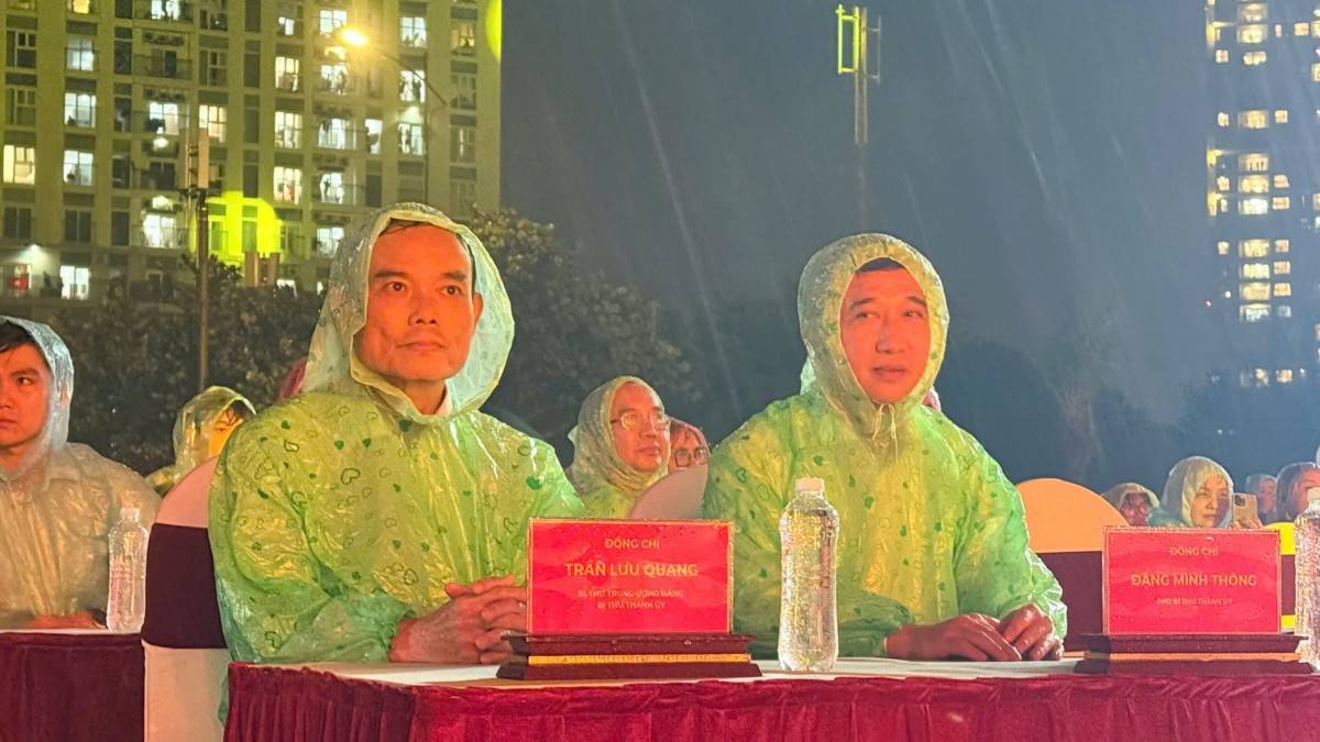 đồng chí Trần Lưu Quang – Ủy viên Trung ương Đảng, Bí thư Thành ủy, Phó Bí thư Thành ủy TP. Hồ Chí Minh Đặng Minh Thông 