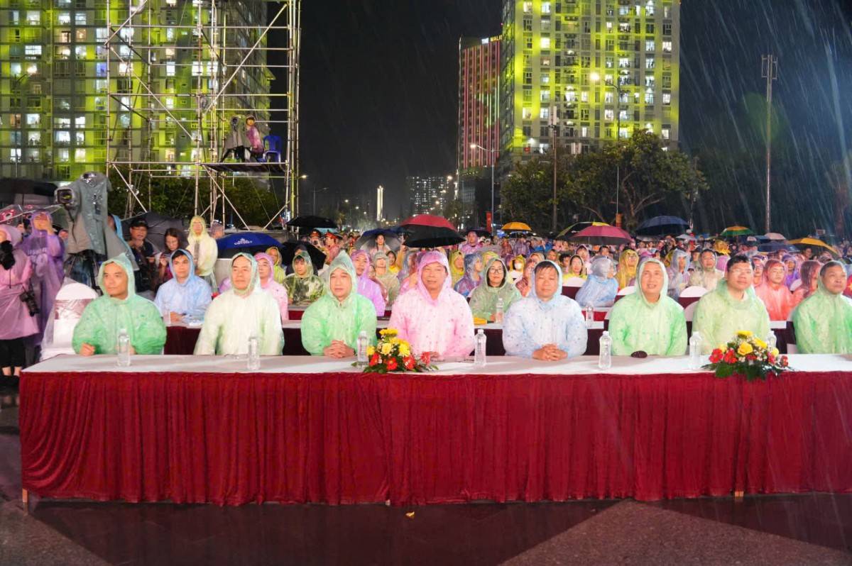 Lãnh đạo TP. Hồ Chí Minh mặc áo mưa cùng người dân xem chương trình nghệ thuật và pháo hoa mừng Quốc khánh 2/9
