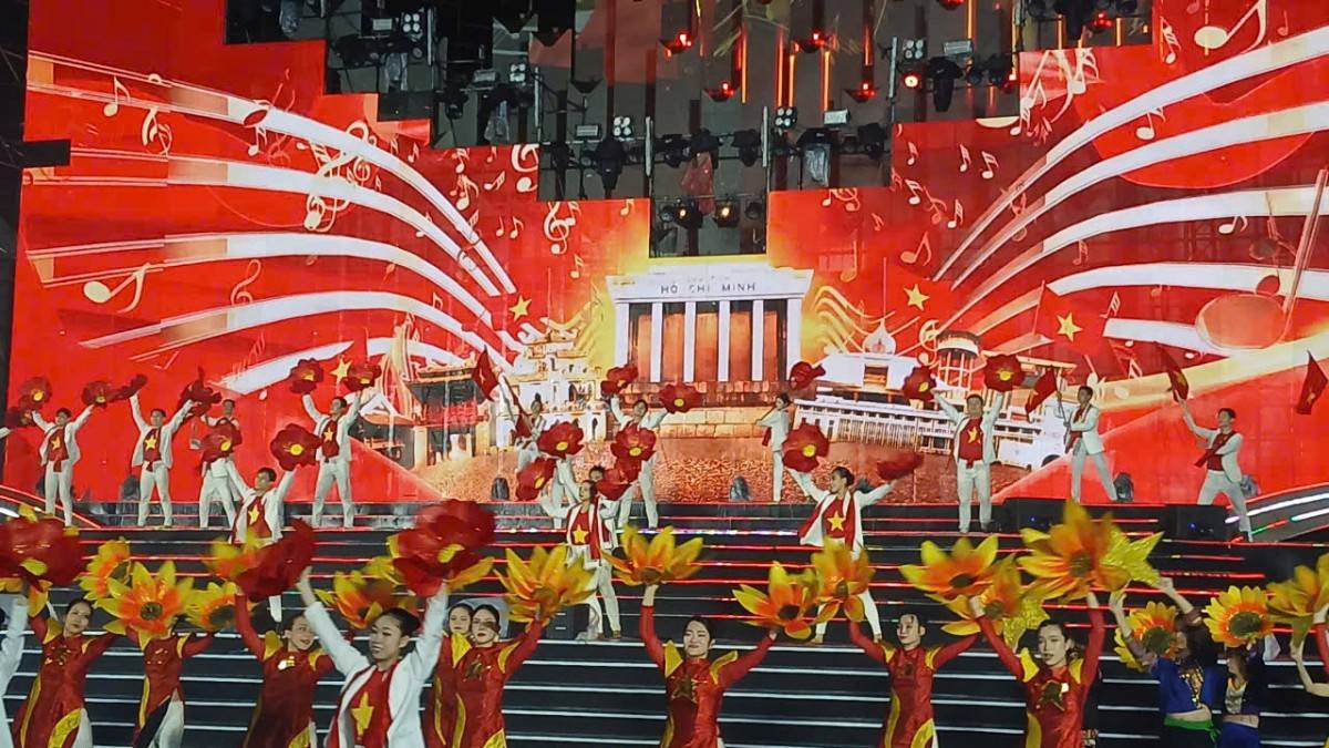 Chương trình nghệ thuật “Ánh sao độc lập” diễn ra tại quảng trường Tam Thắng