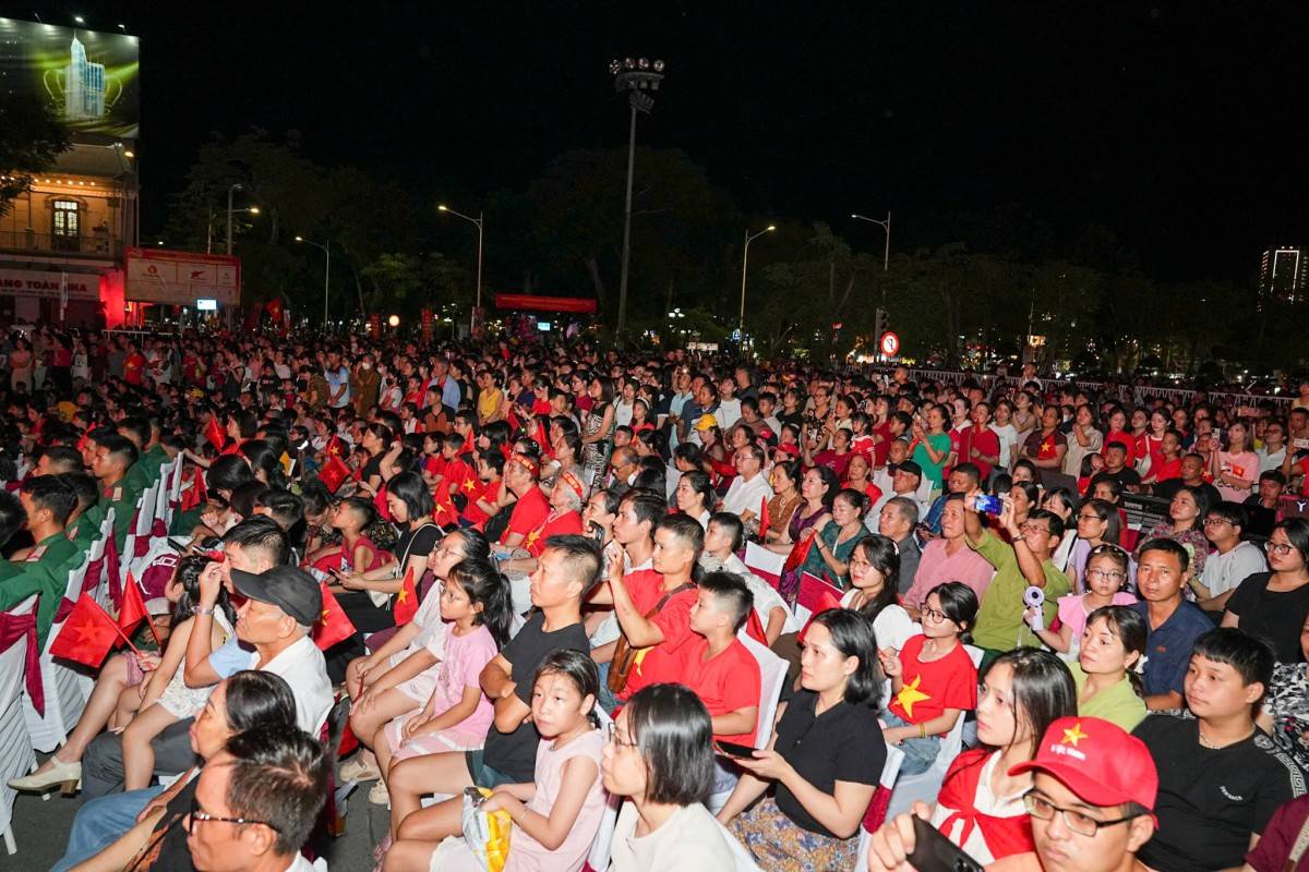 Đông đảo người dân, du khách, lực lượng vũ trang tham dự chương trình nghệ thuật