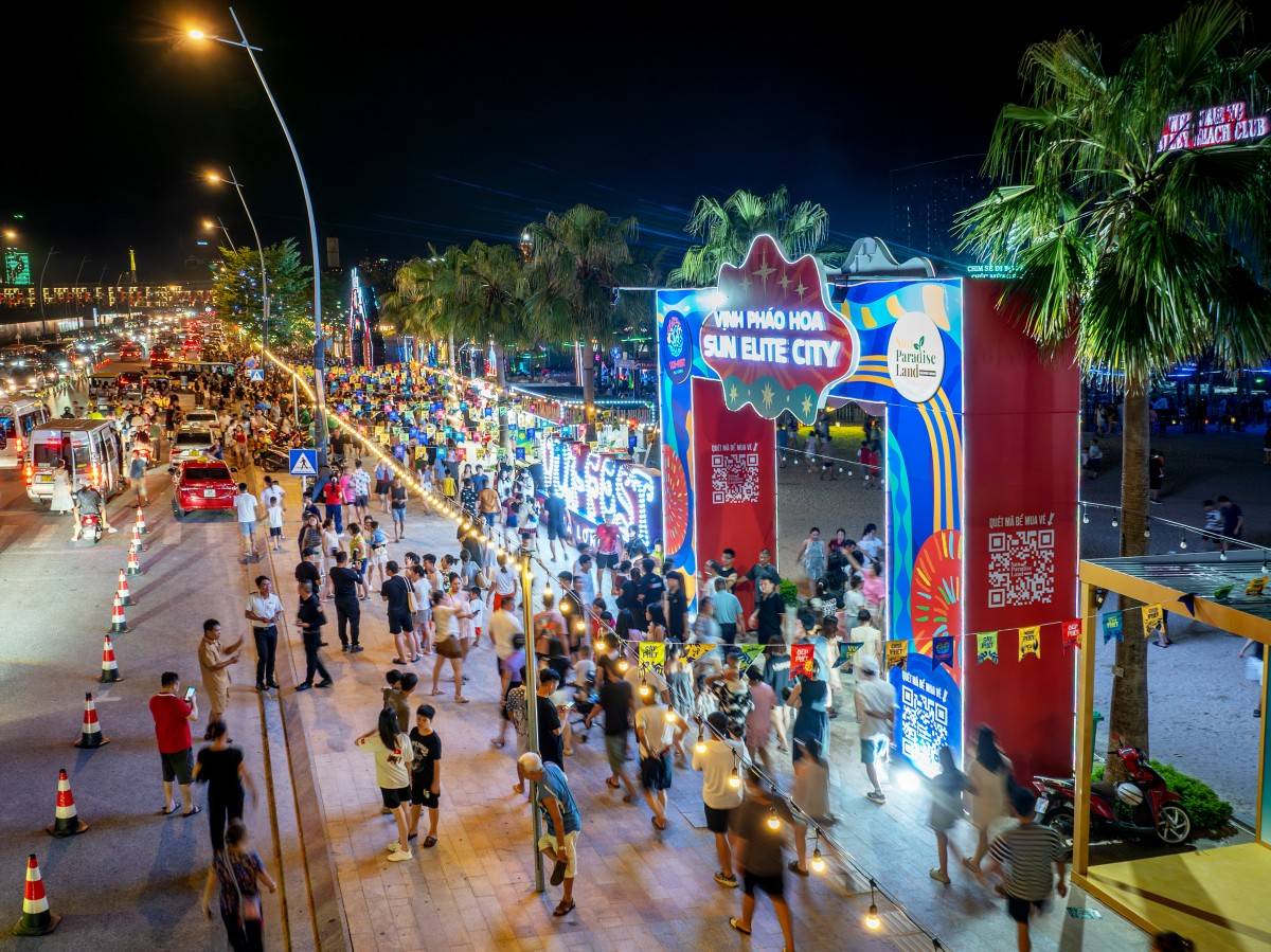 Vịnh Pháo hoa tại Sun Elite City sôi động về đêm với pháo hoa rực rỡ và chợ đêm Vịnh Pháo hoa tại Sun Elite City sôi động về đêm với pháo hoa rực rỡ và chợ đêm