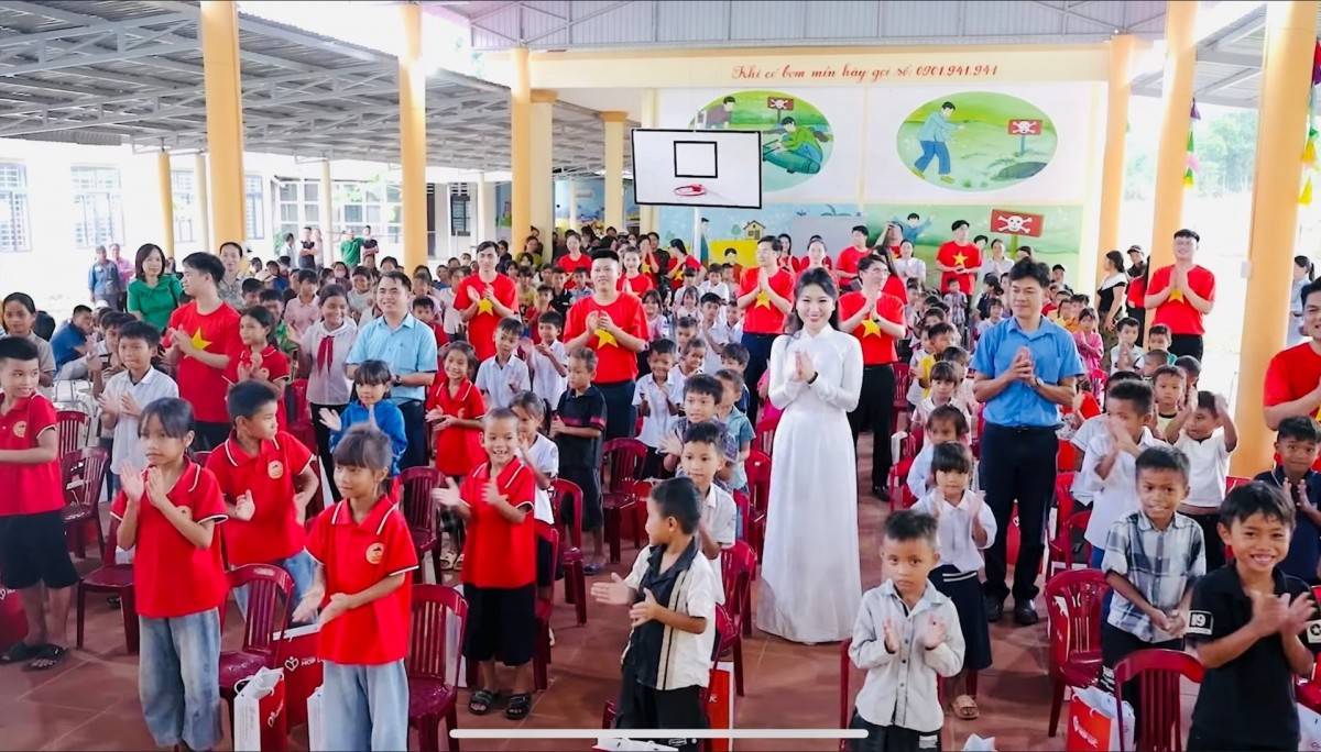 Tổng Công ty CP Hợp Lực thăm và tặng quà cho học sinh ở Quảng Trị Tổng Công ty CP Hợp Lực thăm và tặng quà cho học sinh ở Quảng Trị