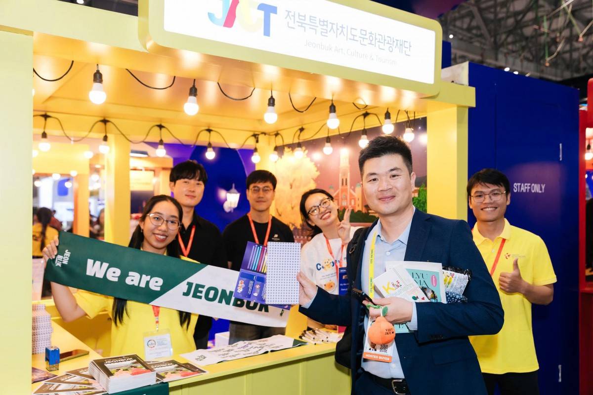 gian hàng còn có sự hiện diện của nhiều Cục xúc tiến du lịch địa phương