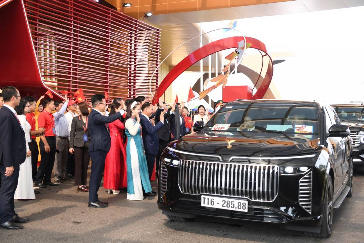 Cận cảnh “siêu phẩm” Lạc Hồng 900 LX với loạt chi tiết mạ vàng, nội thất làm bằng loại gỗ “quý hơn vàng”