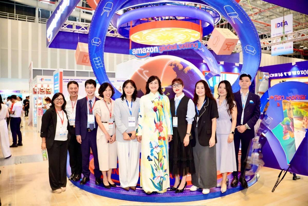 Thứ trưởng Bộ Công Thương Phan Thị Thắng, Cục Phó Cục Thương mại Điện tử và Kinh tế số Nguyễn Thị Việt Anh, Vụ trưởng Vụ Phát triển thị trường nước ngoài Tạ Hoàng Linh ghé thăm gian hàng Amazon Global Selling Việt Nam tại Vietnam International Sourcing 2025