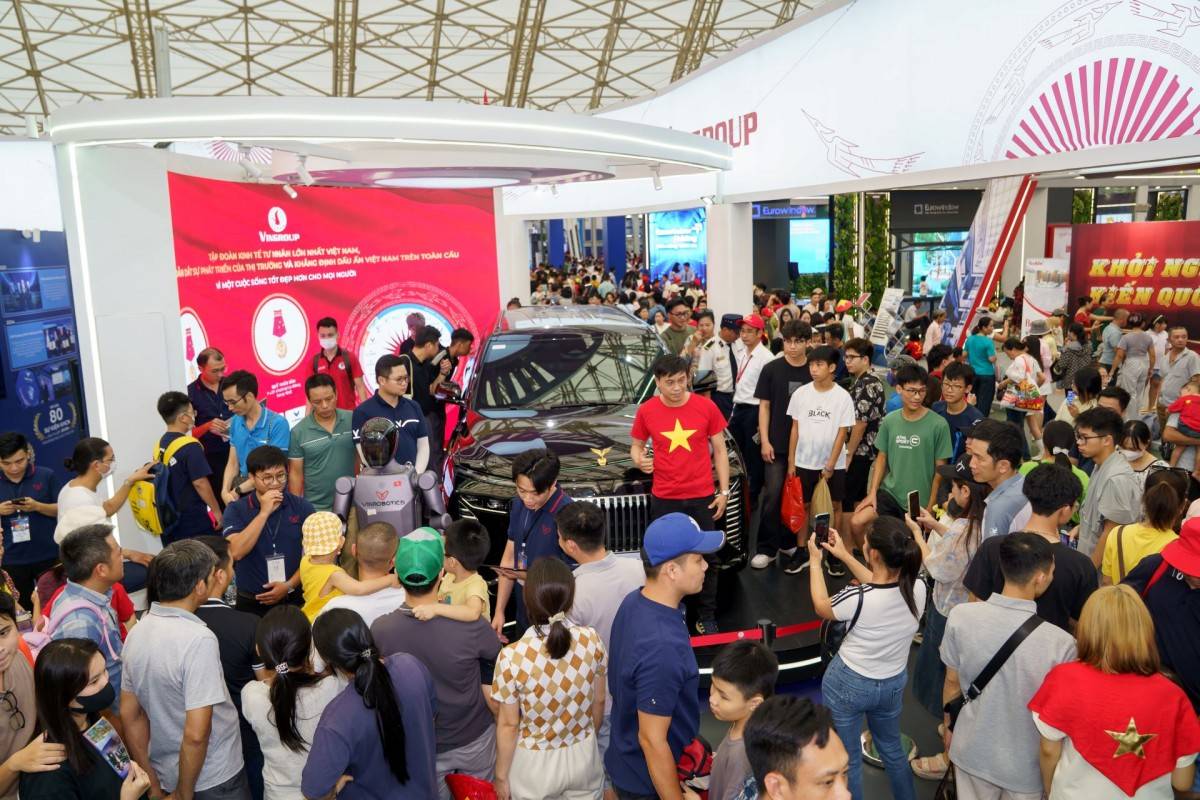 Lạc Hồng 900 LX ở trung tâm gian hàng Vingroup là điểm thu hút khách tham quan check-in tại triển lãm.