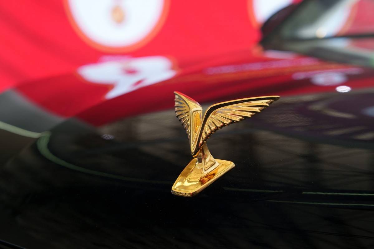 Cận cảnh “siêu phẩm” Lạc Hồng 900 LX với loạt chi tiết mạ vàng, nội thất làm bằng loại gỗ “quý hơn vàng”