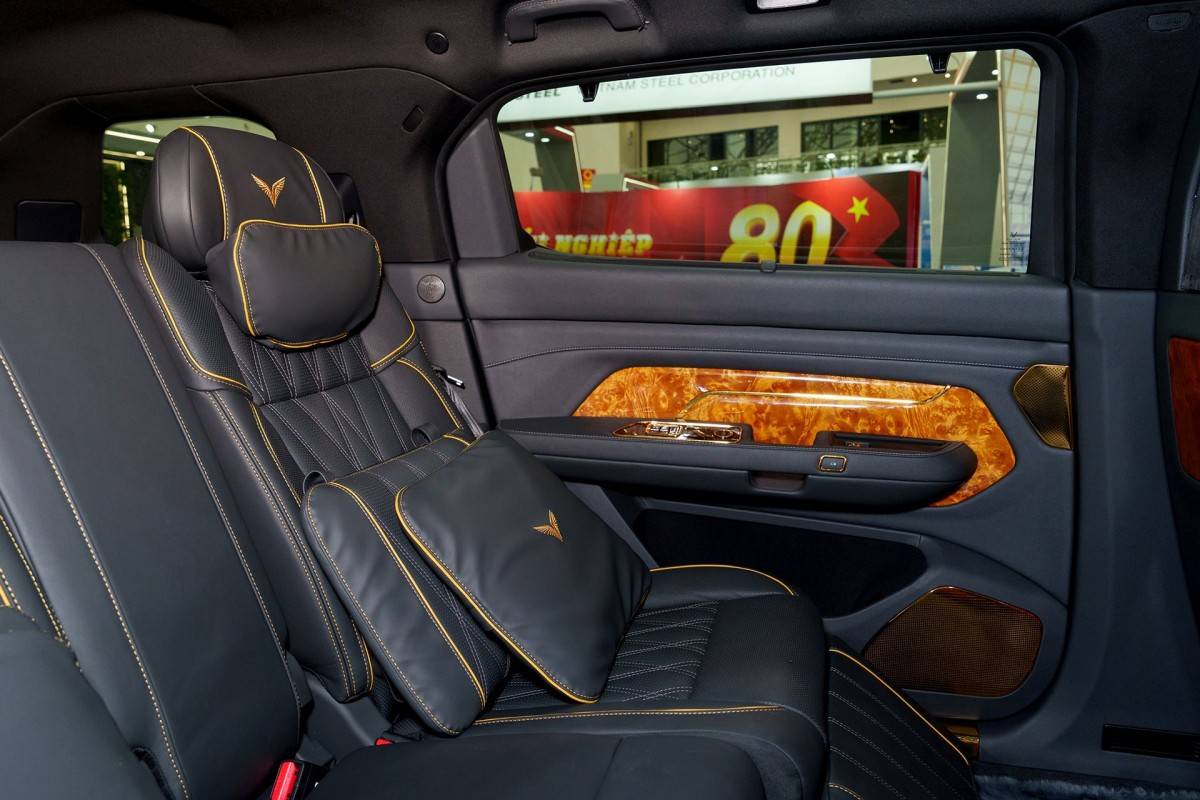 Cận cảnh “siêu phẩm” Lạc Hồng 900 LX với loạt chi tiết mạ vàng, nội thất làm bằng loại gỗ “quý hơn vàng”