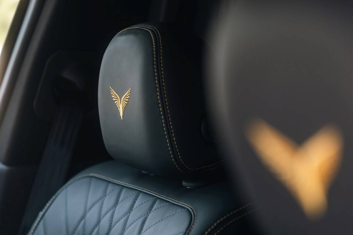 Cận cảnh “siêu phẩm” Lạc Hồng 900 LX với loạt chi tiết mạ vàng, nội thất làm bằng loại gỗ “quý hơn vàng”