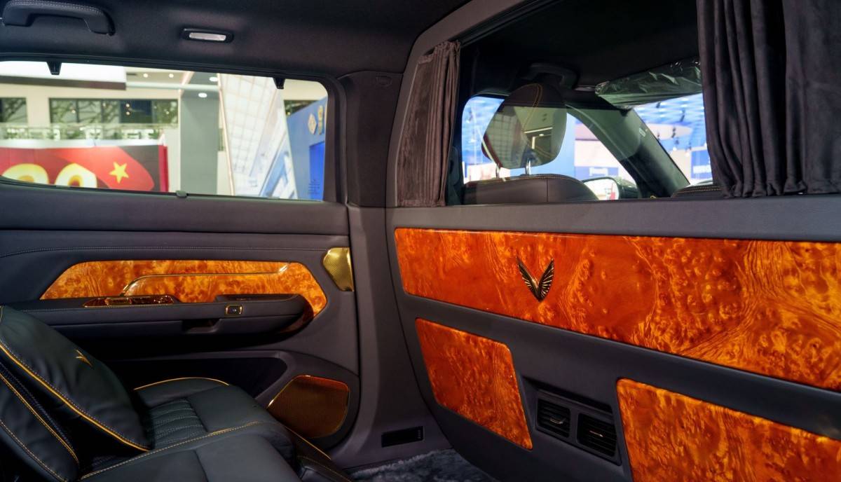 Cận cảnh “siêu phẩm” Lạc Hồng 900 LX với loạt chi tiết mạ vàng, nội thất làm bằng loại gỗ “quý hơn vàng”