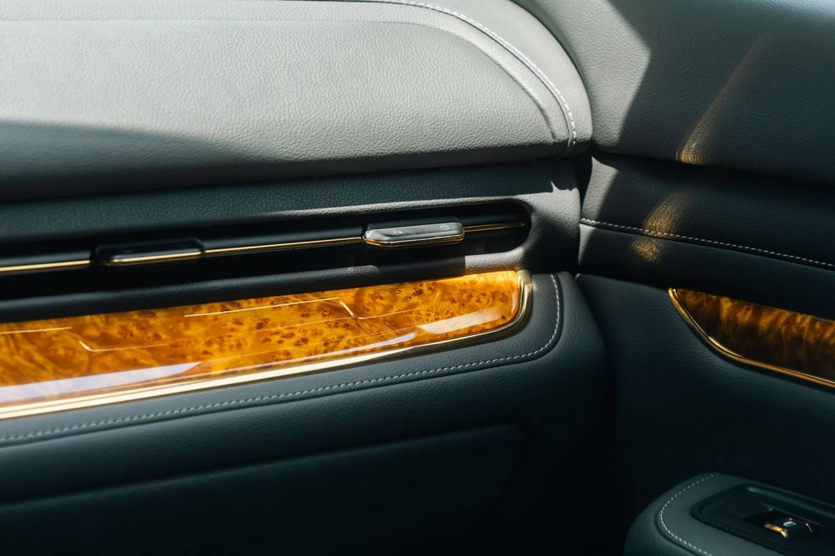 Cận cảnh “siêu phẩm” Lạc Hồng 900 LX với loạt chi tiết mạ vàng, nội thất làm bằng loại gỗ “quý hơn vàng”