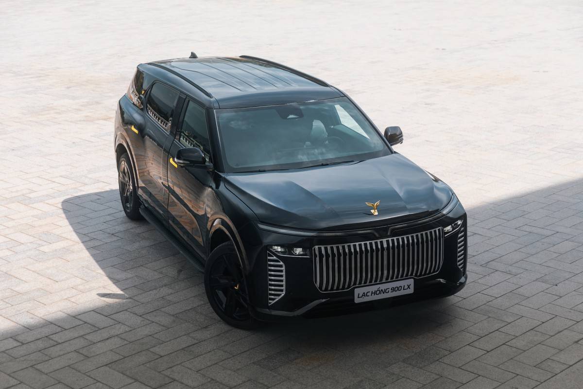Cận cảnh “siêu phẩm” Lạc Hồng 900 LX với loạt chi tiết mạ vàng, nội thất làm bằng loại gỗ “quý hơn vàng”