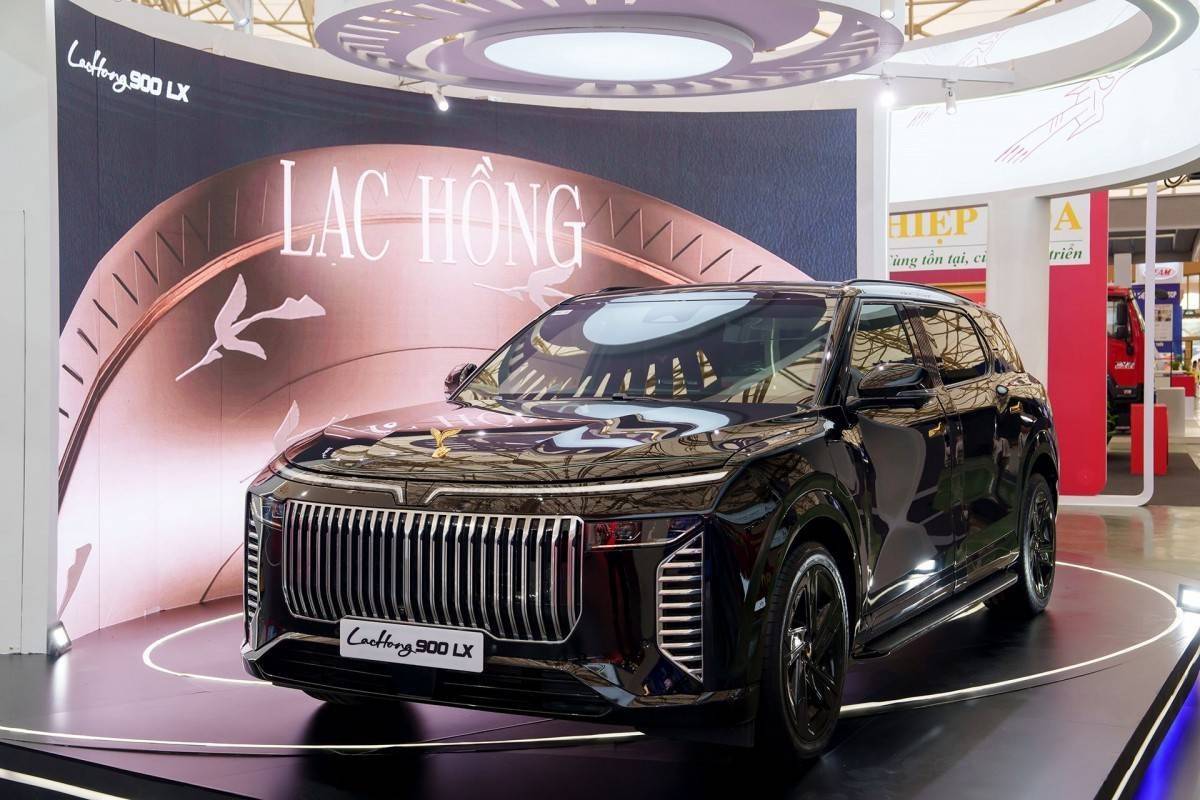 Cận cảnh “siêu phẩm” Lạc Hồng 900 LX với loạt chi tiết mạ vàng, nội thất làm bằng loại gỗ “quý hơn vàng”