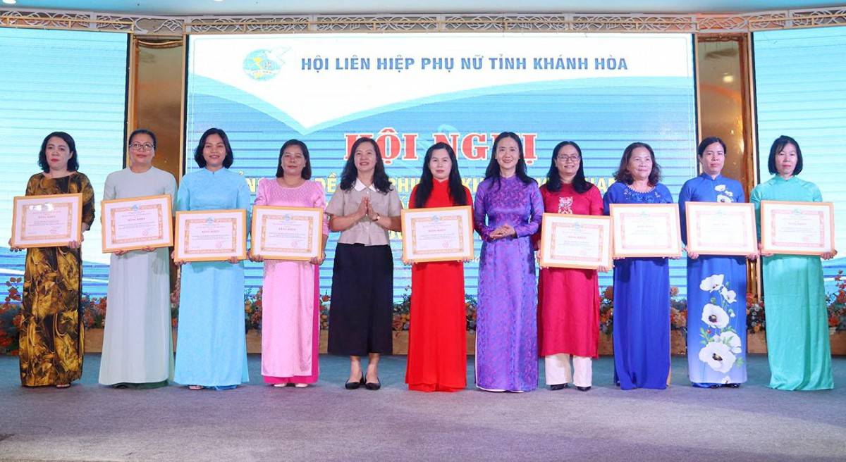 Khánh Hòa: Phụ nữ đầu tư kinh phí 5 tỷ đồng thực hiện xanh hóa 3.256 công trình, tuyến đường hoa, thắp sáng đường quê.