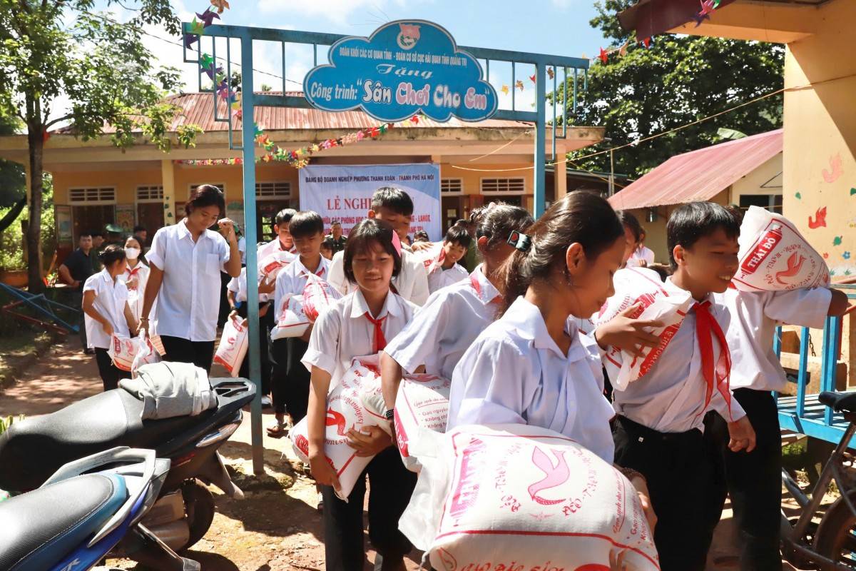 Ấm tình Đảng ủy Doanh nghiệp phường Thanh Xuân gửi trẻ em xã La Lay – gieo hy vọng nơi biên cương Tổ quốc