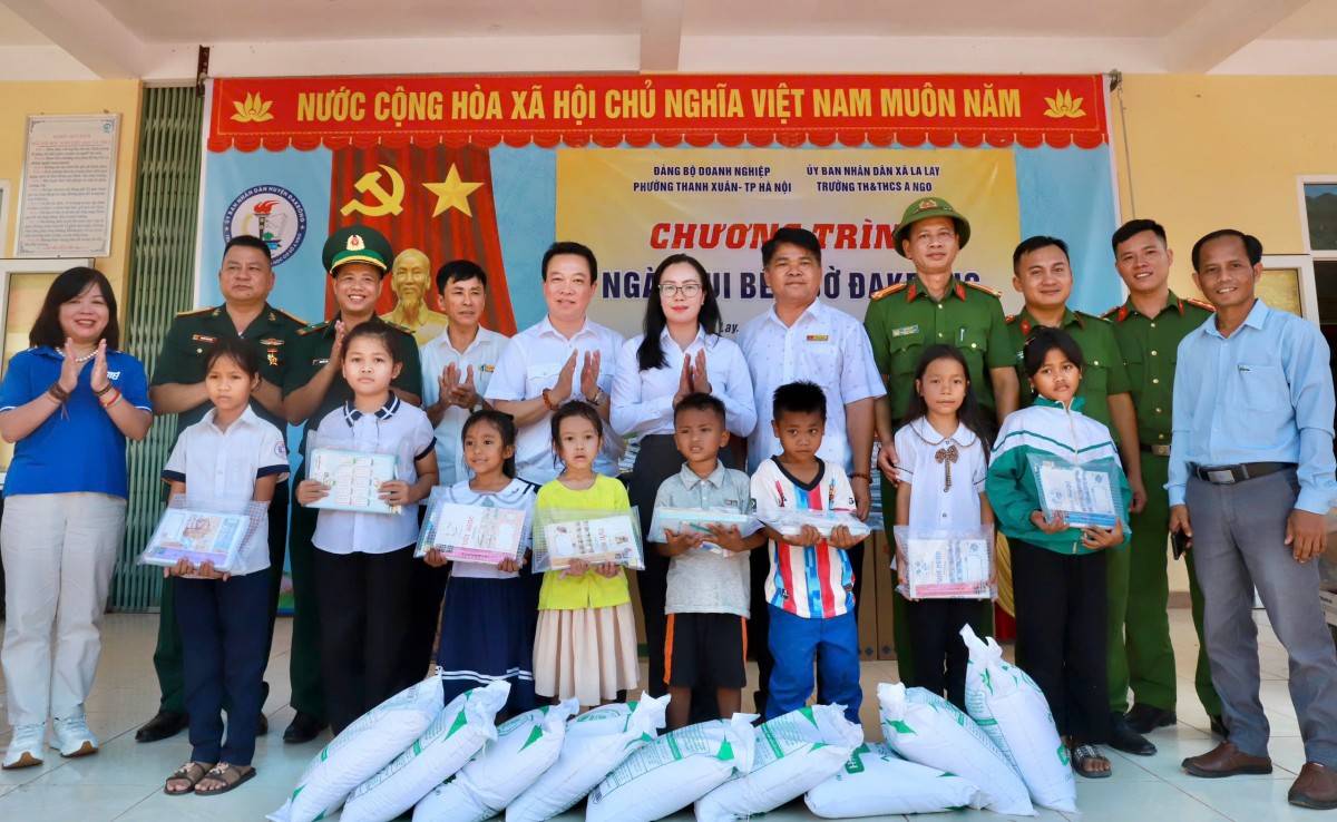 Ấm tình Đảng ủy Doanh nghiệp phường Thanh Xuân gửi trẻ em xã La Lay – gieo hy vọng nơi biên cương Tổ quốc