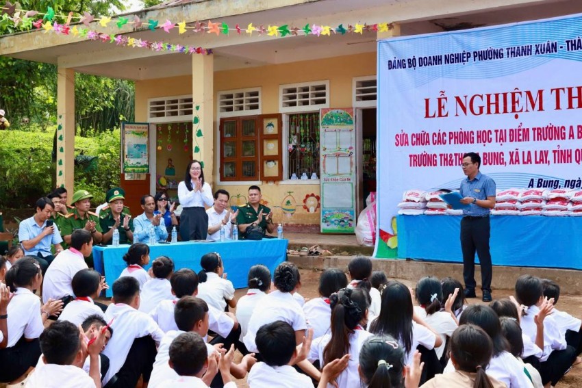 Ấm tình Đảng ủy Doanh nghiệp phường Thanh Xuân gửi trẻ em xã La Lay – gieo hy vọng nơi biên cương Tổ quốc