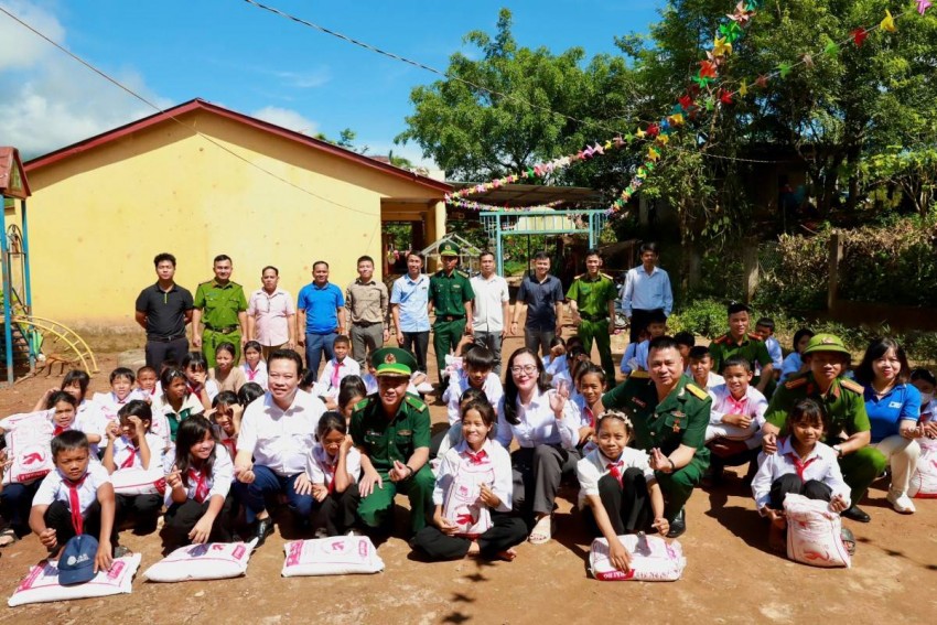 Ấm tình Đảng ủy Doanh nghiệp phường Thanh Xuân gửi trẻ em xã La Lay – gieo hy vọng nơi biên cương Tổ quốc