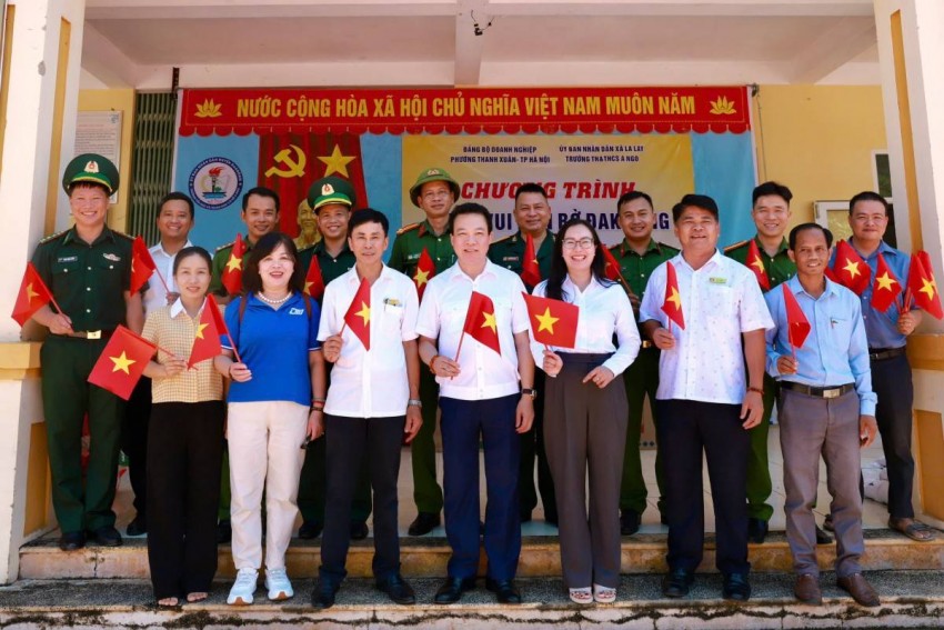 Ấm tình Đảng ủy Doanh nghiệp phường Thanh Xuân gửi trẻ em xã La Lay – gieo hy vọng nơi biên cương Tổ quốc