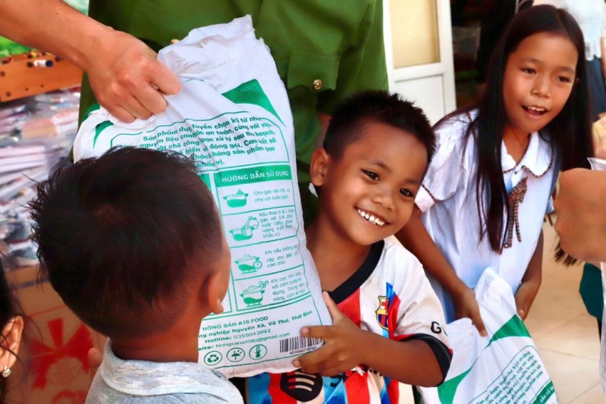 Ấm tình Đảng ủy Doanh nghiệp phường Thanh Xuân gửi trẻ em xã La Lay – gieo hy vọng nơi biên cương Tổ quốc