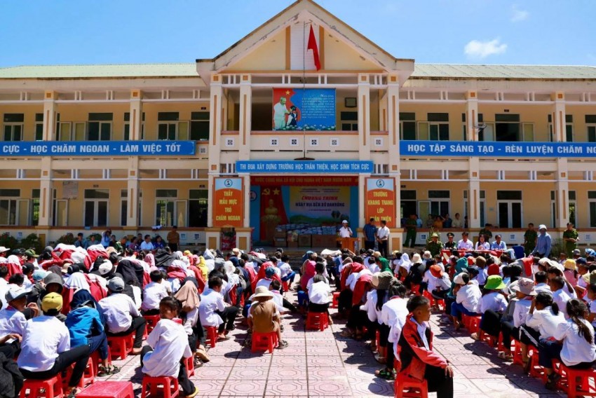 Ấm tình Đảng ủy Doanh nghiệp phường Thanh Xuân gửi trẻ em xã La Lay – gieo hy vọng nơi biên cương Tổ quốc