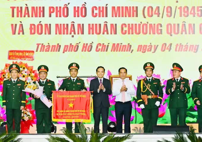 Bộ Tư lệnh TP. Hồ Chí Minh đón nhận Huân chương Quân công hạng Ba - Âm vang mãi những chiến công rực rỡ