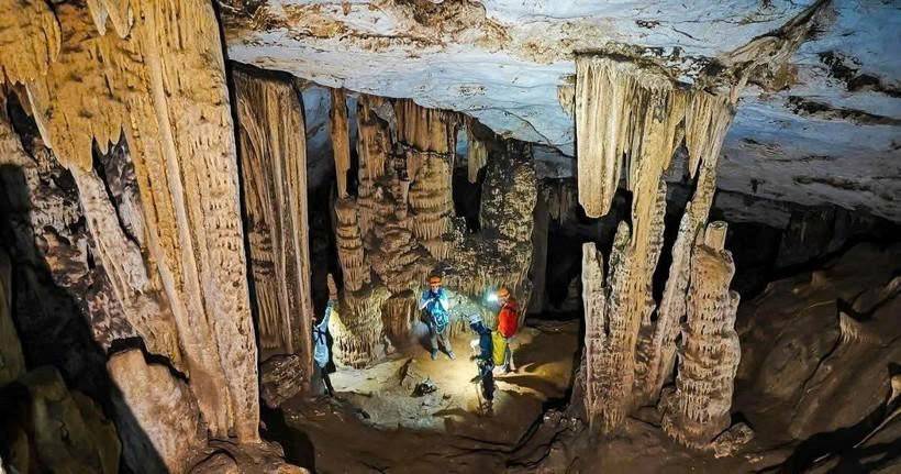 Du khách khám phá hang động tại vùng Công viên địa chất toàn cầu UNESCO Lạng Sơn. (Ảnh: VIETNAM EXPEDITIONS)