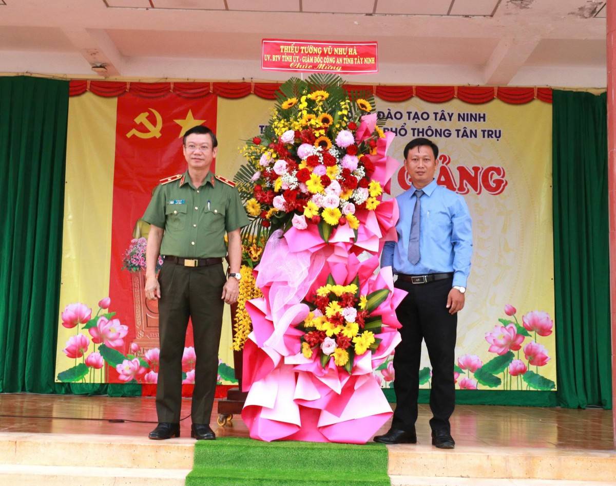 Thiếu tướng Vũ Như Hà – Ủy viên Ban Thường vụ, Giám đốc Công an tỉnh Tây Ninh tặng hoa chúc mừng