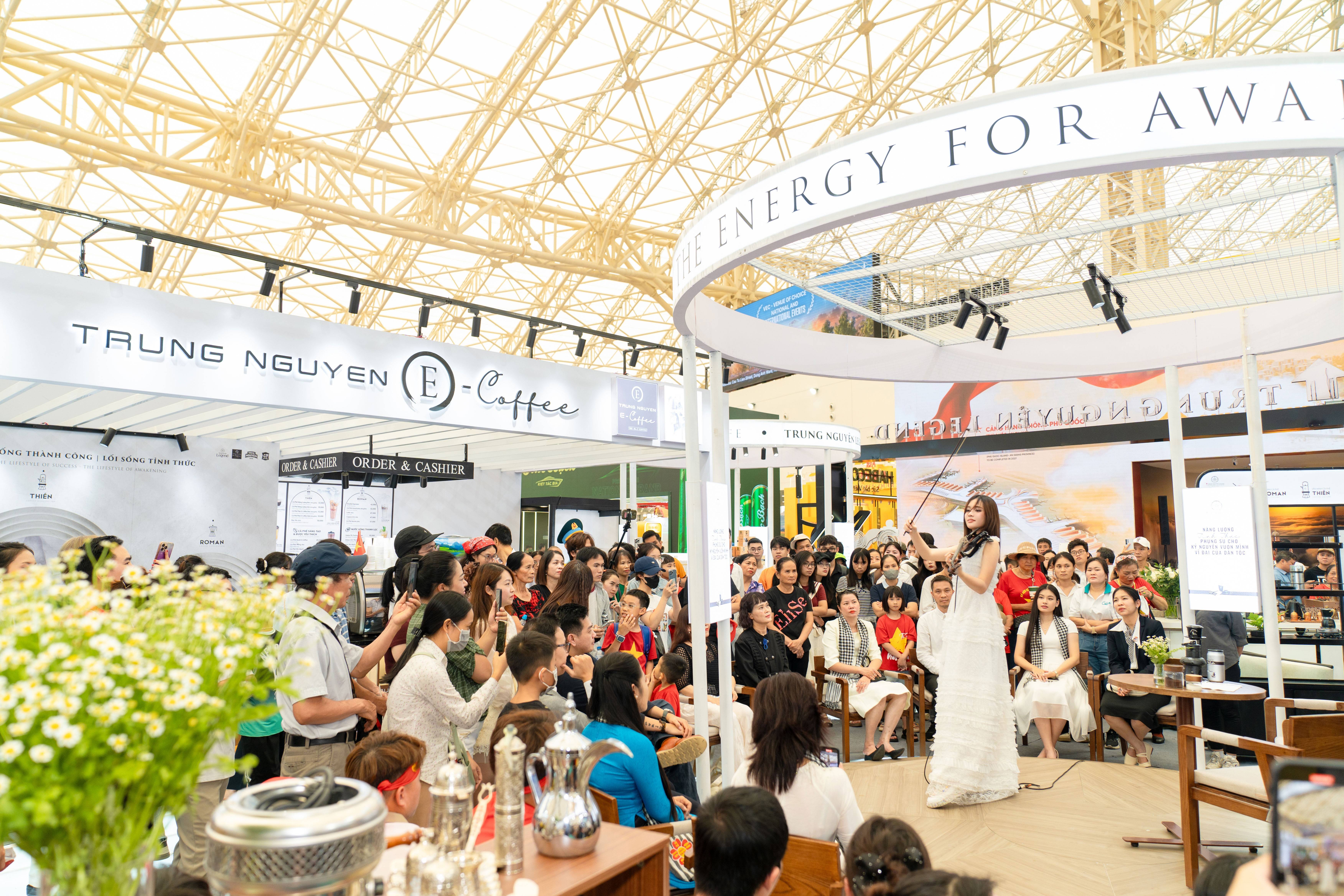 Sắc đẹp và tri thức hội tụ tại chuỗi sự kiện Trung Nguyên Legend dịp Quốc khánh