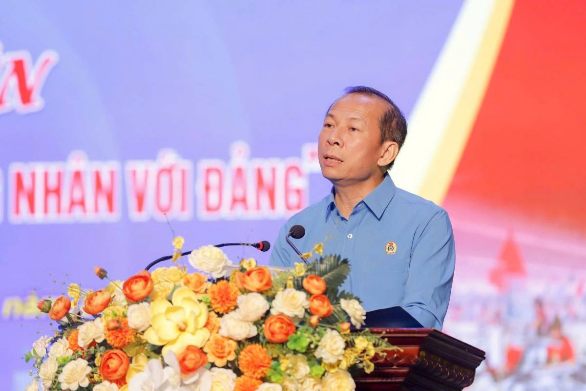 Đồng chí Võ Mạnh Sơn, Phó Chủ tịch Ủy ban MTTQ tỉnh, Chủ tịch Liên đoàn Lao động tỉnh Thanh Hóaphát biểu khai mạc diễn đàn.