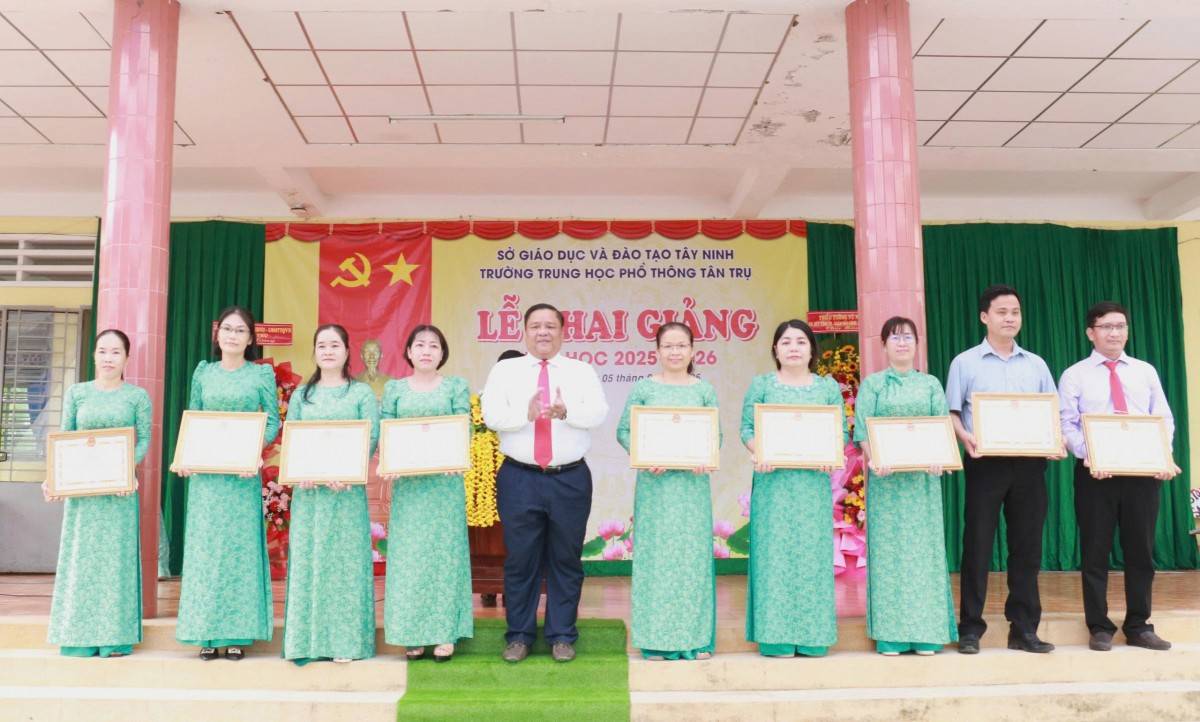 Tiến sĩ Đặng Hoàng Tuấn – Tỉnh ủy viên, Bí thư Đảng ủy xã Tân Trụ trao Bằng khen cho các thầy cô có thành tích xuất sắc 