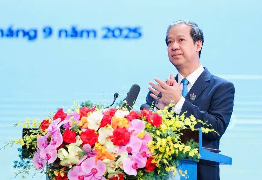 Bộ trưởng Bộ Giáo dục và đào tạo Nguyễn Kim Sơn: Tại thời khắc thiêng liêng này, chúng ta cùng tưởng nhớ tới Chủ tịch Hồ Chí Minh, với niềm biết ơn vô hạn, tưởng nhớ và tri ân các anh hùng liệt sĩ các thế hệ nhà giáo và học sinh đã hy sinh vì độc lập tự do của dân tộc