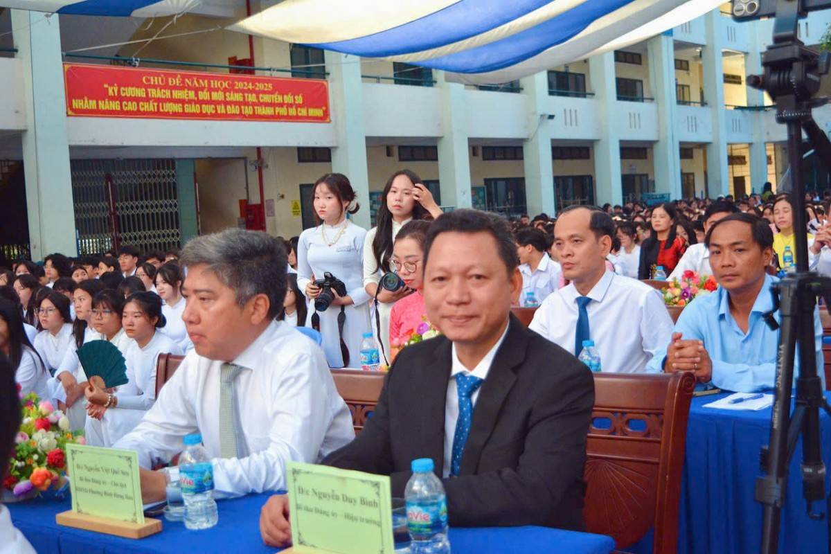 Thầy và trò trường THPT Bình Hưng Hoà han hoan phấn khởi đón chào Năm học mới