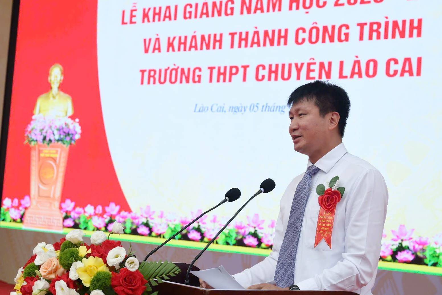 Chủ tịch UBND tỉnh Lào Cai Trần Huy Tuấn phát biểu tại buổi lễ khai giảng Chủ tịch UBND tỉnh Trần Huy Tuấn dự khai giảng và khánh thành Trường THPT Chuyên Lào Cai
