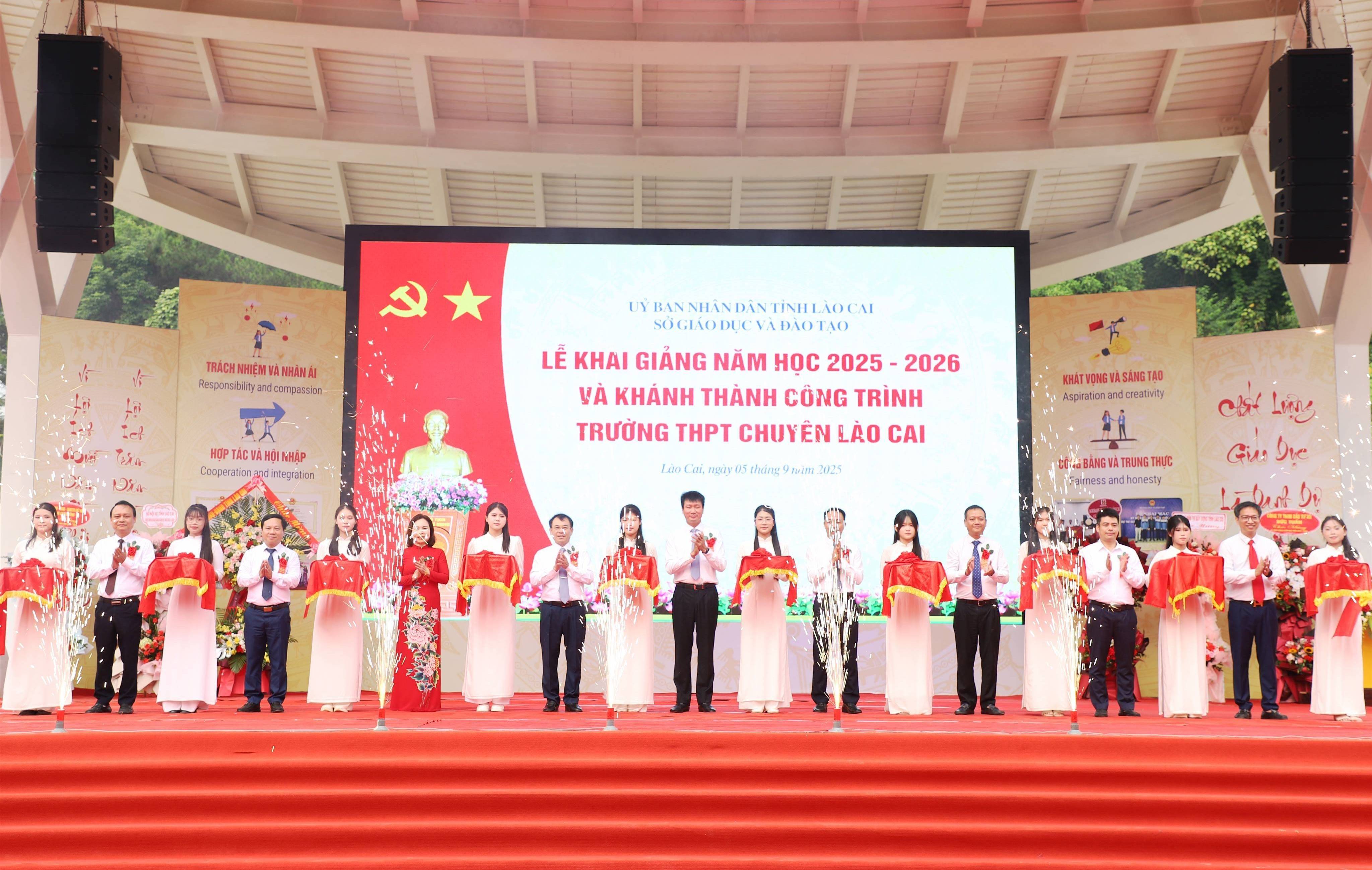 Chủ tịch UBND tỉnh Trần Huy Tuấn dự khai giảng và khánh thành Trường THPT Chuyên Lào Cai