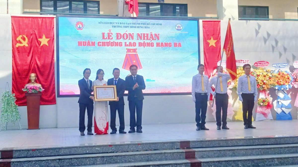 đồng chí Nguyễn Lộc Hà, Ủy viên Ban Thường vụ Thành ủy, Phó Chủ tịch UBND TP. Hồ Chí Minh, đã thừa ủy quyền của Chủ tịch nước, trang trọng trao Huân chương Lao động hạng Ba cho đại diện Ban Giám hiệu trường. 