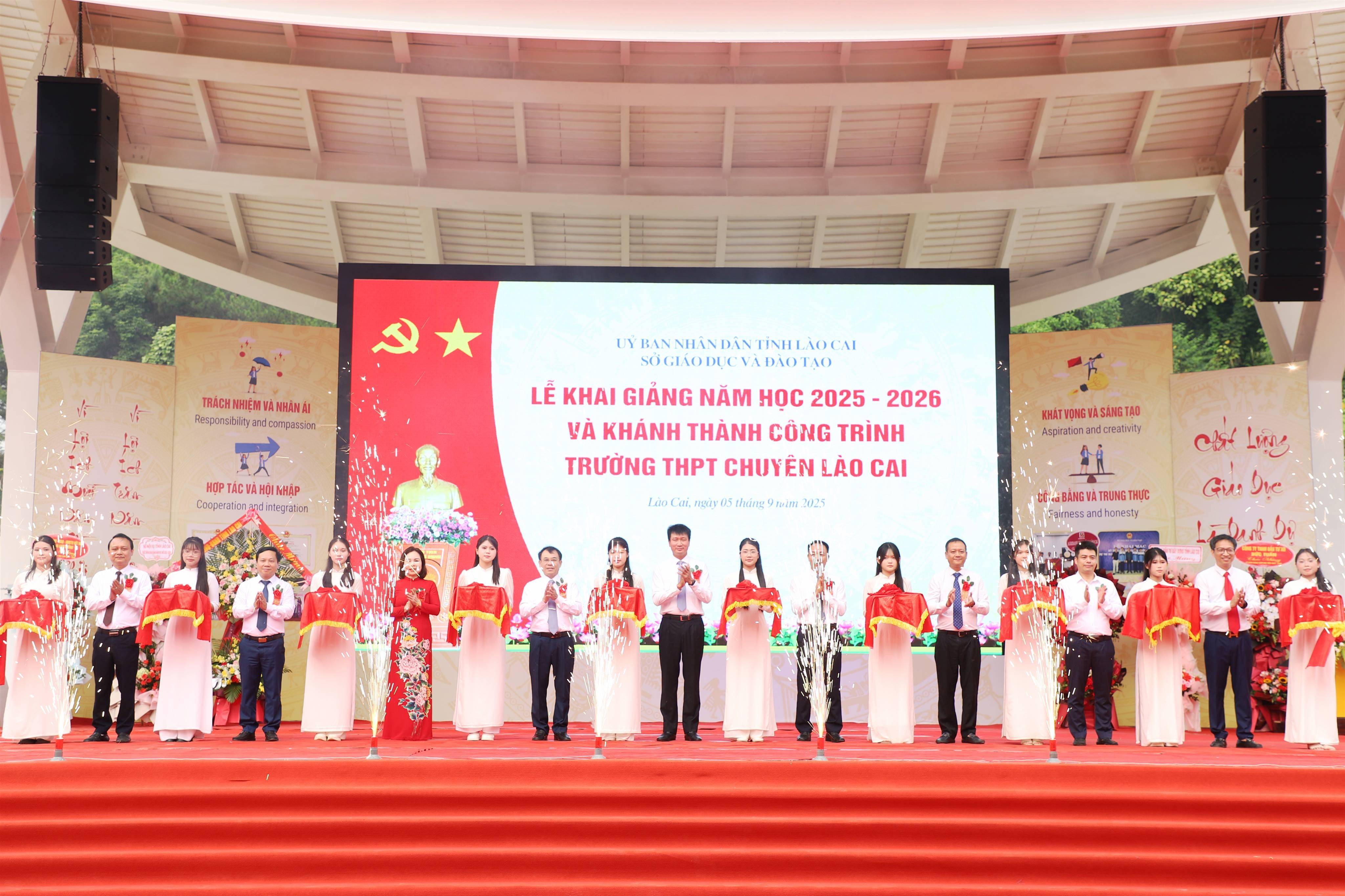 Đ/c lãnh đạo tỉnh, đại diện các sở, ban, ngành, Hiệu trưởng Trường THPT Chuyên Lào Cai cùng thực hiện nghi lễ khánh thành Trường THPT Chuyên Lào Cai Chủ tịch UBND tỉnh Trần Huy Tuấn dự khai giảng và khánh thành Trường THPT Chuyên Lào Cai