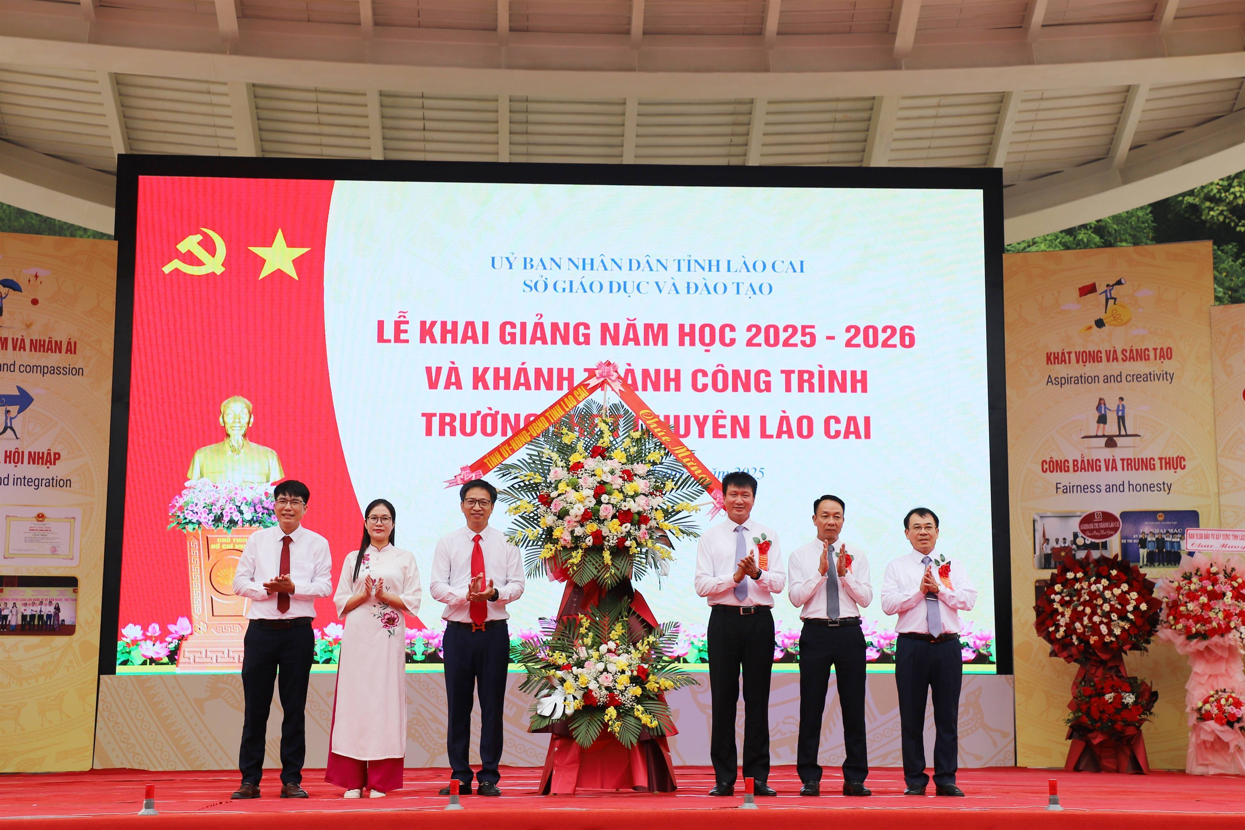 Trần Huy Tuấn - Phó Bí thư Tỉnh ủy, Chủ tịch UBND tỉnh  tặng hoa chúc mừng thầy và trò nhà trường khai giảng năm học mới Chủ tịch UBND tỉnh Trần Huy Tuấn dự khai giảng và khánh thành Trường THPT Chuyên Lào Cai