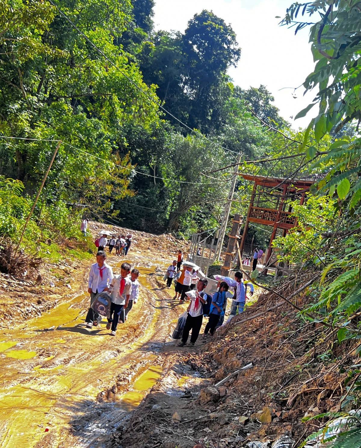 Hội Doanh Nghiệp Nghệ Tĩnh tại TP.Hồ Chí Minh và các mạnh thường quân tài trợ 1 tỷ đồng xây phòng ở bán trú cho học sinh xã Bắc Lý, Nghệ An