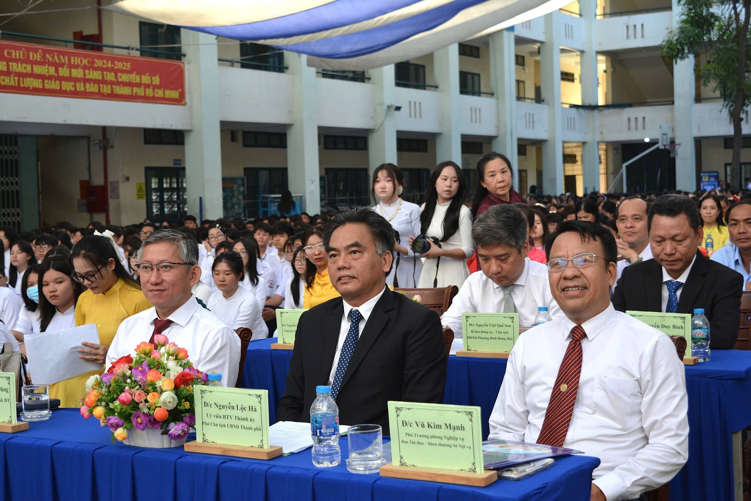 Thầy và trò trường THPT Bình Hưng Hoà han hoan phấn khởi đón chào Năm học mới
