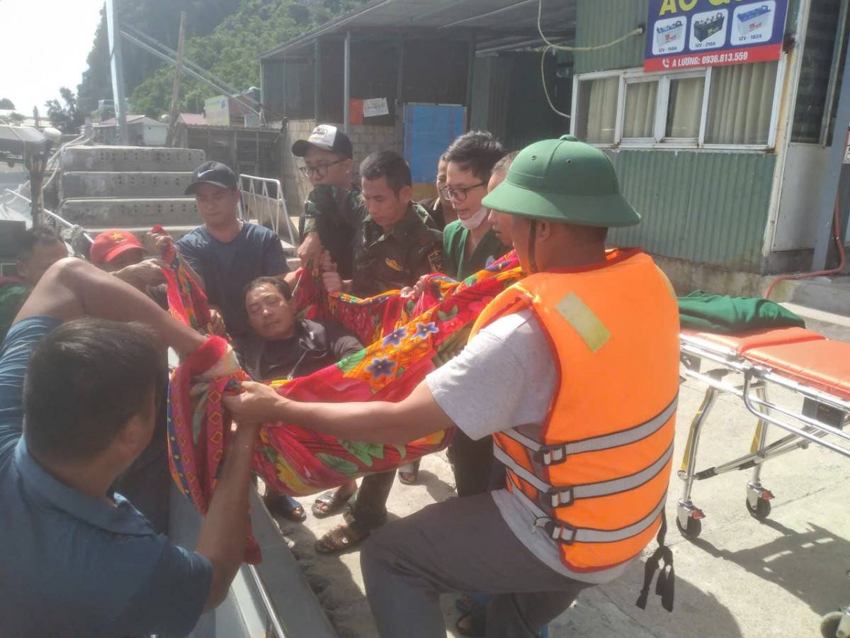 Ngay sau khi tiếp nhận thông tin, Đồn Biên phòng Cô Tô đã khẩn trương huy động lực lượng, phương tiện tổ chức cứu hộ.