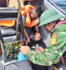 Kịp thời cứu nạn một ngư dân gặp tai nạn lao động trên biển Cô Tô