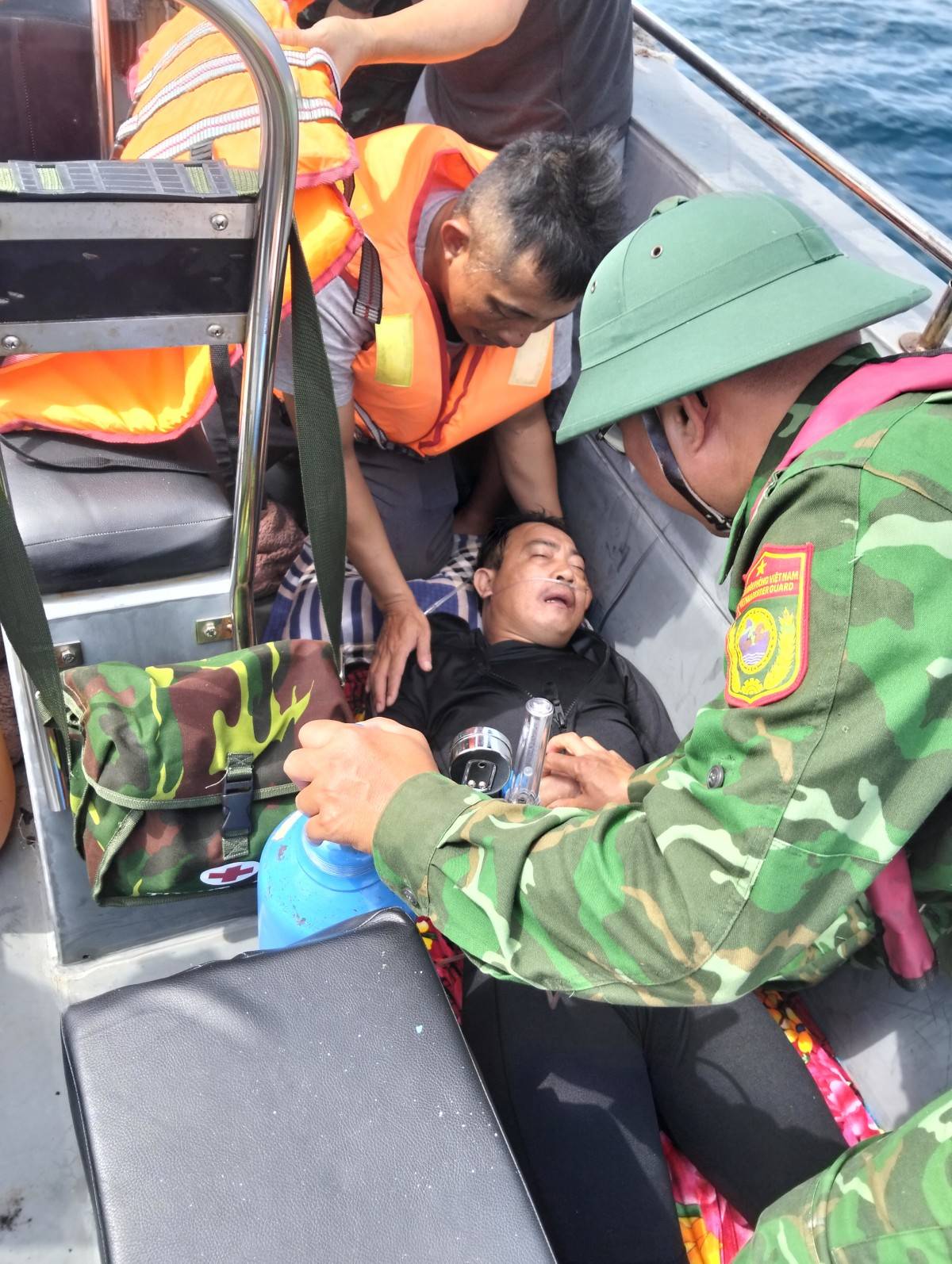 Ngay sau khi tiếp nhận thông tin, Đồn Biên phòng Cô Tô đã khẩn trương huy động lực lượng, phương tiện tổ chức cứu hộ.