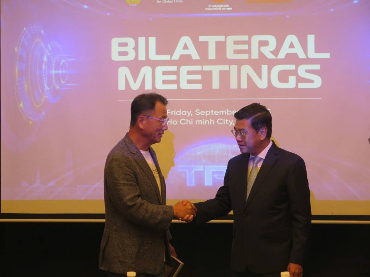 Phó Chủ tịch Nguyễn Văn Dũng và Giám đốc Khu vực châu Á - Thái Bình Dương Harry Hwang của UN Tourism