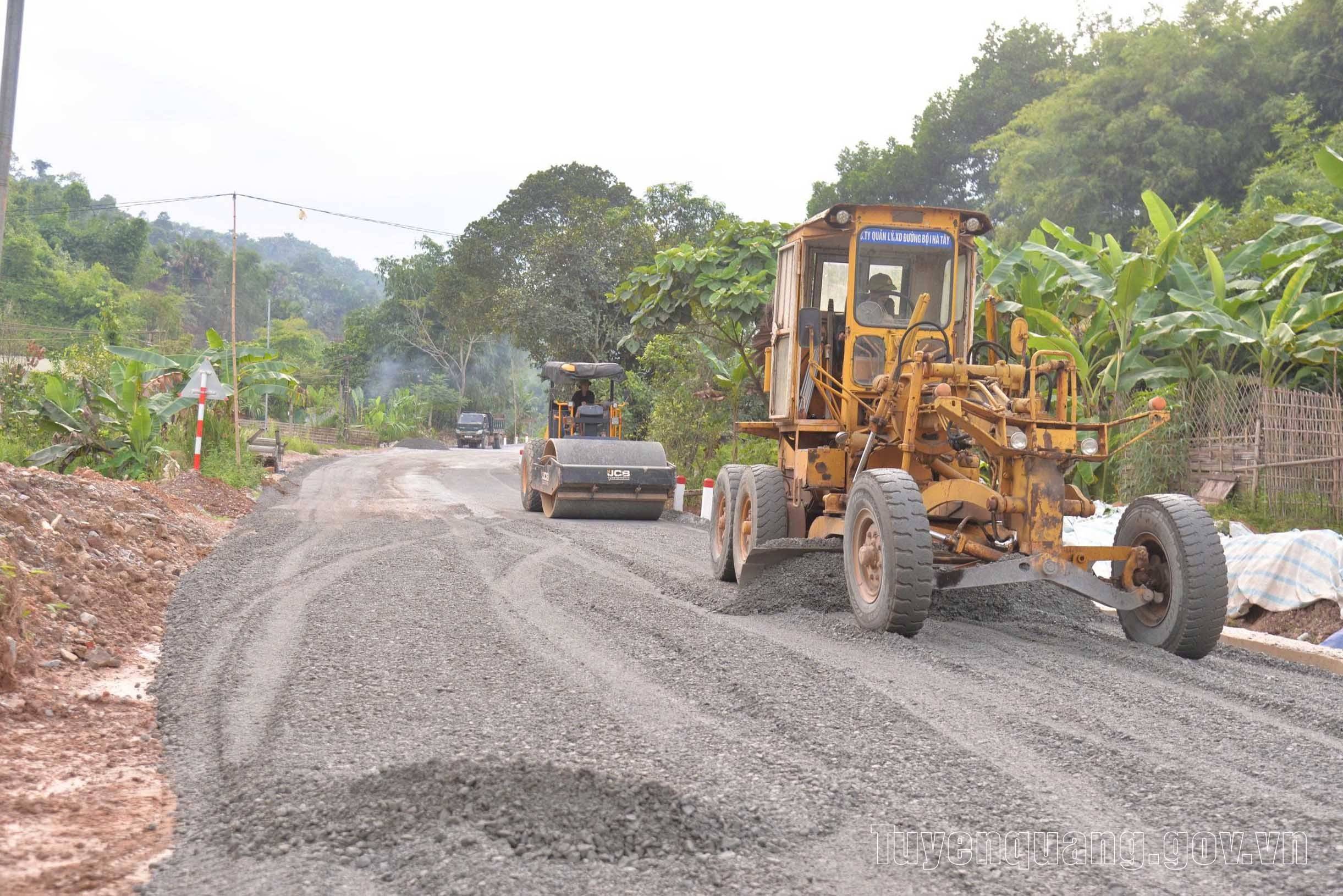 Nhà thầu huy động tối đa nhân lực, phương tiện khẩn trương thi công trên tuyến ĐT.183. Tuyến đường ĐT.183 hoàn thành vượt tiến độ, mở lối phát triển vùng núi Tuyên Quang