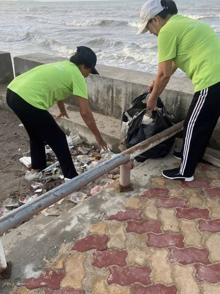 Phường Mũi Né ra quân hoạt động vệ sinh môi trường hưởng ứng phong trào "Ngày thứ bảy vì môi trường sáng, xanh, sạch, đẹp"