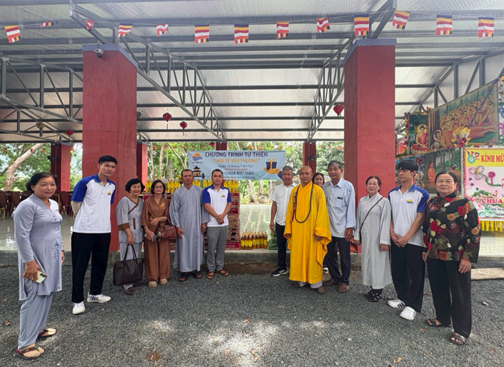 Ảnh 1: Đoàn Sun and Sea và các nhà hảo tâm chụp lưu niệm tại chùa Đại Giác.