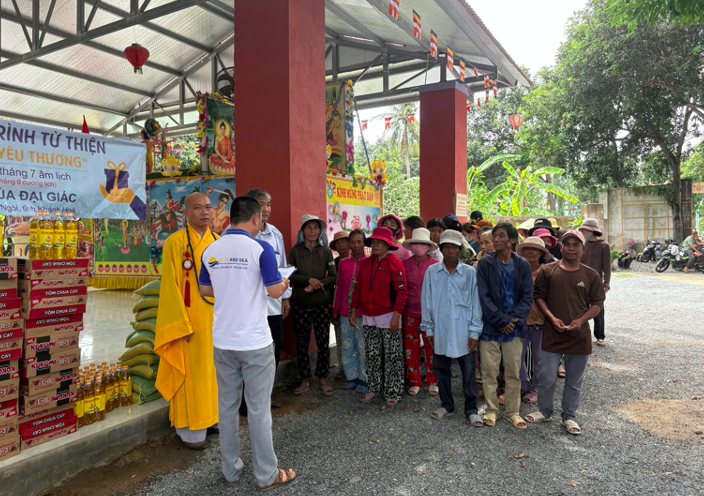 Ảnh 2: Phát biểu mở đầu chương trình, phổ biến quy trình phát quà.